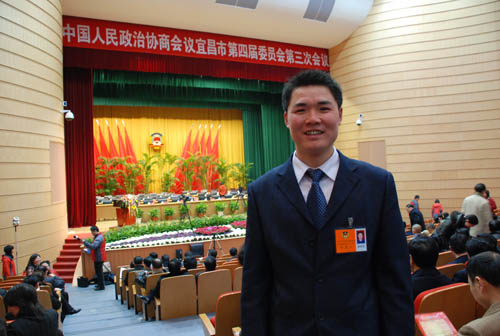 黑旋風(fēng)鋸業(yè)公司農(nóng)民工郝明星參加宜昌市政協(xié)會(huì)議
