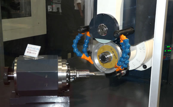 牧野展出可在加工過(guò)程中修整砂輪的刀具研磨機(jī)組件