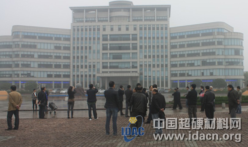 超硬材料技術(shù)發(fā)展論壇與會人員參觀黑旋風(fēng)鋸業(yè)