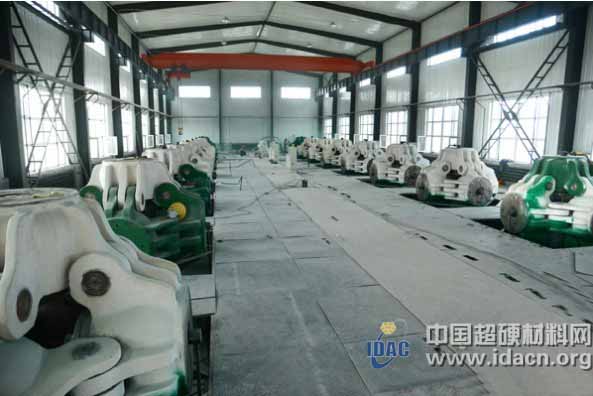 Φ700缸徑人造金剛石壓機整裝待發(fā)