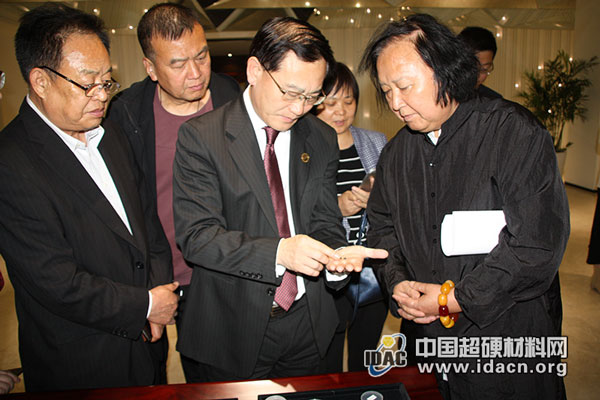 中寶協(xié)副會(huì)長兼秘書長畢立君一行蒞臨華晶公司參觀交流
