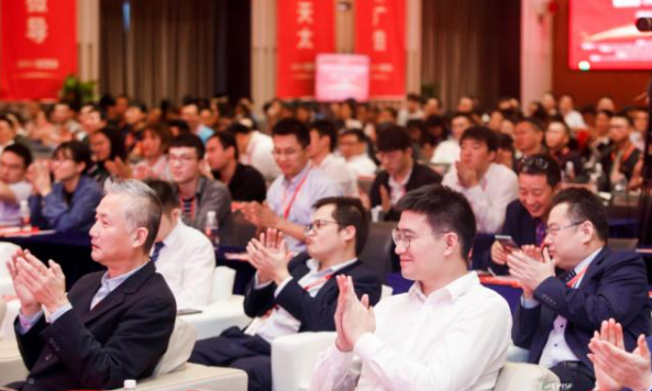 第二屆中國光伏產業(yè)高峰論壇在成都舉行