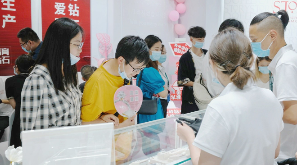 培育鉆石亮相成都婚博會(huì)，讓世界見證中國鉆石的魅力