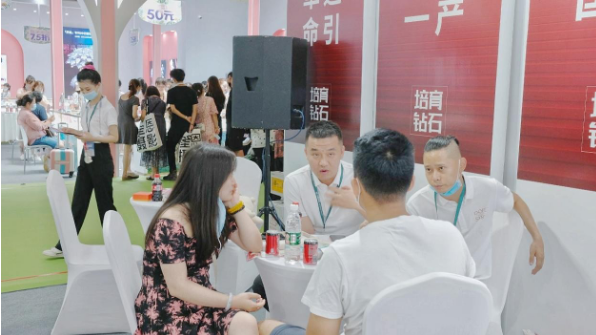 培育鉆石亮相成都婚博會(huì)，讓世界見證中國鉆石的魅力