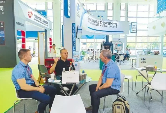 從家門口坐飛機(jī)，組團(tuán)到廈門島參加全球最大石材展—— 鄂州金剛石刀具行業(yè)“抱團(tuán)”向外