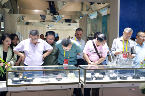 2023年金剛石產(chǎn)業(yè)大會(huì)考察團(tuán)一行參觀華晶培育鉆石體驗(yàn)中心