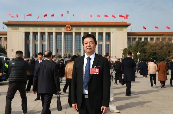 牢記使命謀突破 再攀高峰啟新程——兵器集團(tuán)首席技師、豫西集團(tuán)中南鉆石公司胡來(lái)運(yùn)參加全國(guó)兩會(huì)手記